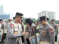 Kapolda Jatim Berikan Penghargaan Kepada 56 PNS dan Personel Polri yang Berprestasi