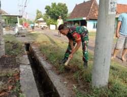 Wujudkan Lingkungan Bersih, Babinsa Karangjati Kerja Bakti Bersama Warga