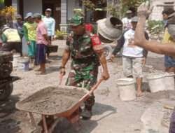 Perbaiki Infrastruktur Kampung, Babinsa Bantu Warga Cor Jalan