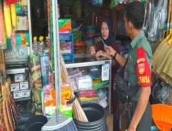 Pastikan Harga Sembako Tetap Stabil, Babinsa Karangasem Cek Harga Pangan di Toko Klontong