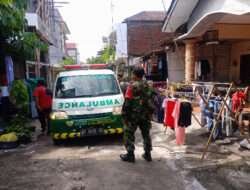 Cekatan..!! Babinsa Pucangsawit Bantu Evakuasi Warga Binaannya Ke Rumah Sakit