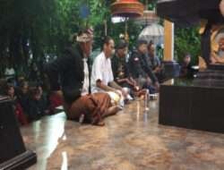 Acara Persembahyangan Malam Anggoro Kasih Diadakan diarea Cagar Budaya Arca Joko Dolog
