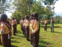 Babinsa Koramil Jogorogo Berikan Pelatihan PBB Kepada Pramuka Penggalang SMPN 2 Jogorogo