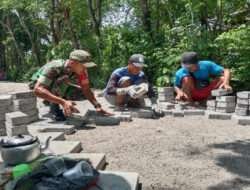 Bangkitkan Semangat Gotong-royong Babinsa Koramil 01/Ngawi Bantu Warga Pasang Paving