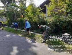 Peduli Kebersihan Lingkungan, Babinsa Kodim 0802/Ponorogo Ikut Kerja Bakti Pembersihan di Jalan