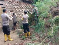 Solidaritas Tanggap Bencana: TNI-Polri dan Warga Sumurup Trenggalek Bersatu Bersihkan Tanah Longsor
