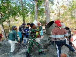 Membangun Desa Bersama Warga, Babinsa Kerja Bakti Pengecoran Jalan