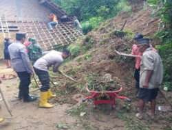 Sinergitas Tiga Pilar, Polisi Bersihkan Material Longsor di Trenggalek