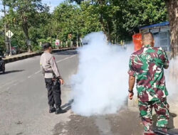 Babinsa Koramil 01/Ngawi Bersama Anggota Puskesmas Lakukan Fogging di Lingkungan Warga