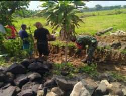 Perlancar Irigasi, Babinsa dan Warga Bangun Talud