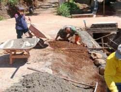 Babinsa Kodim 0802/Ponorogo Bantu Warga Bangun Plesengan Jalan