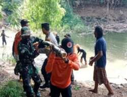 Karya Bakti TNI, Babinsa Koramil Widodaren Bersama BPBD dan Instansi Terkait Bersihkan Aliran Sungai .