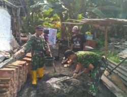 Tingkatkan Kebersamaan Dan Kekeluargaan, Babinsa Banjarsari Gotong-royong Bantu Renovasi Rumah Warga