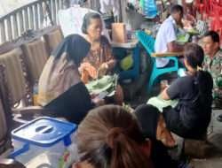 Kegiatan Masak-memasak Ibu-ibu Jadi ajang Komsos Babinsa Kepatihan Kulon