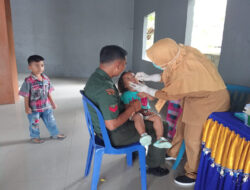 Wujudkan Balita Bebas Dari Polio, Babinsa Dampingi Nakes Pemberian Vaksin