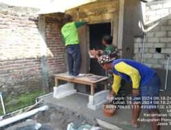 Dekat Dengan Rakyat, Anggota Kodim 0802/Ponorogo Bantu Warga Bangun Rumah