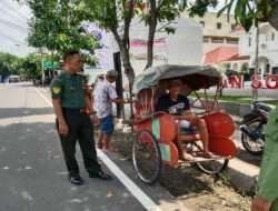 Sambangi Tukang Becak, Babinsa Kelurahan Sondakan Selipkan Pesan Kamtibmas