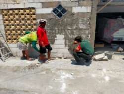 Peran Dalam Kegiatan apapun, Babinsa Bantu Plester Pagar Rumah Warga di Wilayah Binaan