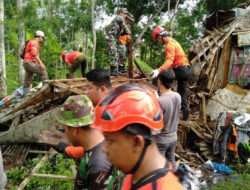 Sinergi Kuat: Koramil 0806/01 Trenggalek dan BPBD Kabupaten Trenggalek Menyatukan Tenaga dalam Pemulihan Bencana