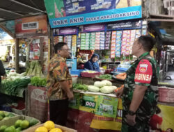 Babinsa Danukusuman Pantau Harga Sembako di Pasar Tradisional Harjodaksino