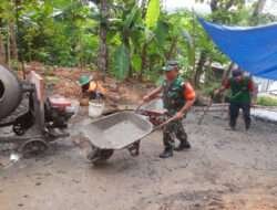 Buka Peluang Tingkatkan Standar Hidup Warga, Babinsa Koramil 0801/09 Sudimoro Bantu Rabat Jalan