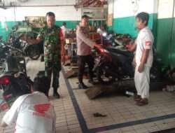 Wujud Sinergitas Babinsa Dan Bhabinkamtibmas Purwodingratan Berikan Himbauan Larangan Knalpot Brong Di Bengkel Motor