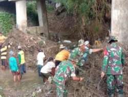 TNI-Polri Kecamatan Mantup Kerja Bakti Pembersihan Sampah Yang Menyumbat Di Jembatan