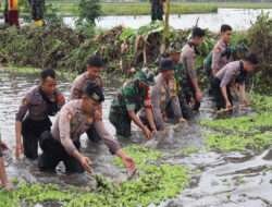 Tetap Bersinergi Kodim 0726/Sukoharjo dan Polres Karya Bakti Bersihkan Irigasi desa Grajegan