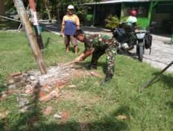 Tiang Lampu Penerangan Roboh, Babinsa Bersama Warga Gotong Royong Laksanakan Perbaikan