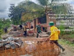 Membangun Desa, Babinsa Kodim 0802/Ponorogo Ikut Kerja Bakti Cor Jalan