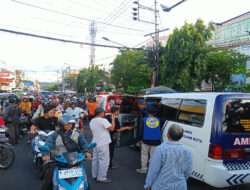 Respon Cepat Polisi dan Relawan Amankan ODGJ yang Acungkan Sajam di Pasar Besar Kota Malang