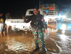 Danramil 1307-04/Tojo, Kapten Inf Safaruddin Bantu Evakuasi Warga Atasi Kemacetan Akibat Banjir Di Tojo Una Una