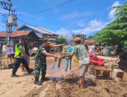 Dandim 1307/Poso, Letkol Inf Hasroel Tamin, Terjun Langsung Bantu Evakuasi Dan Bersihkan Lumpur Banjir