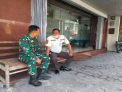 Selipkan Pesan Aman dan Damai Jelang Pemilu Babinsa Jayengan Jalin Komunikasi Dengan Segenap Elemen Masyarkat