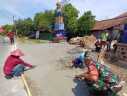 Babinsa Bersama Masyarakat Kebut Cor Jalan Desa