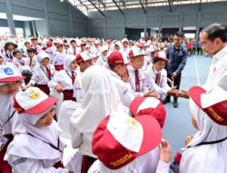 Presiden Jokowi Bertemu Para Siswa Serahkan Bantuan Program Indonesia Pintar (PIP) 2024