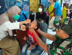 Peduli Kesehatan Anak, Bati Bakti TNI Dampingi Pemberian Imunisasi Polio