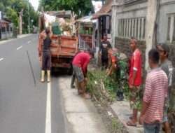 Tanpa Sungkan Dan Ragu, Babinsa Nusukan Bersama Tim Saberling Pungut Sampah Dan Rumput