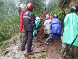Babinsa Dan Warga Bersihkan Material Longsor