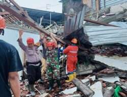 Babinsa Mlati Bantu Warga Binaan Terdampak Talut Longsor