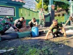 Beri Contoh Kepada Masyarakat, Koramil 02/Banjarsari Laksanakan Kerja Bakti Pembersihan Lingkungan