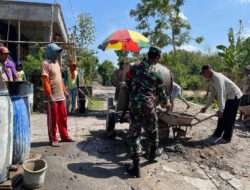 Babinsa Bersama Warga Gotong Royong Cor Jalan