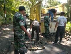 Aksi Nyata: Koramil 0806/10 Pule dan Forkopimcam Terjun Langsung Perbaiki Jalan Rusak di Trenggalek