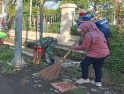 Begini Cara Babinsa Purwosari Dalam Memelihara Kebersihan Lingkungan