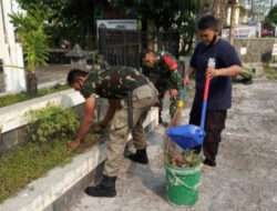 Bersih Pangkal Sehat, Babinsa Gilingan Bersama Linmas Dan Warga Laksanakan Kerja Bakti