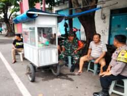 Jaga Wilayah Tetap Kondusif Jelang Pemilu, Serma Teguh Terjun Langsung Ke Wilayah Sambangi Warga