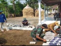 Perbaiki Akses Jalan, Babinsa Kodim 0802/Ponorogo Kerja Bakti Pasang Paving
