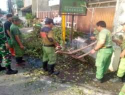 Minggu Bersih, Babinsa Serengan Bersama Warga Gotong Royong Bersihkan Lingkungan