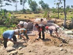 Sambang ke Wilayah, Babinsa Kendal Bersama Masyarakat Kerja Bakti Pengurukan Jalan