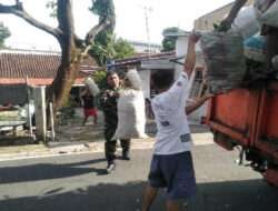 Tak Segan Pungut Sampah, Babinsa Kestalan Berikan Contoh Kebersihan Pada Masyarakat
